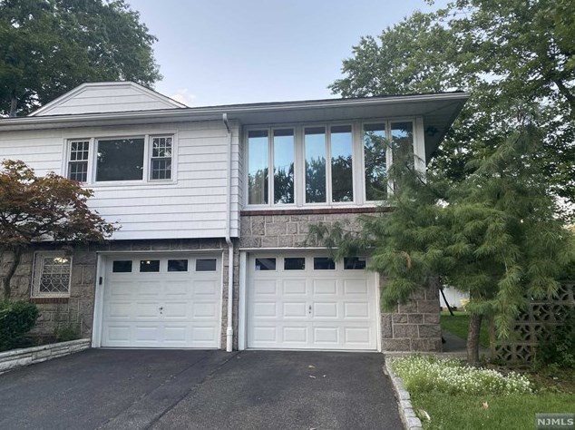 711 Elite Ct, Ridgefield, NJ 07657