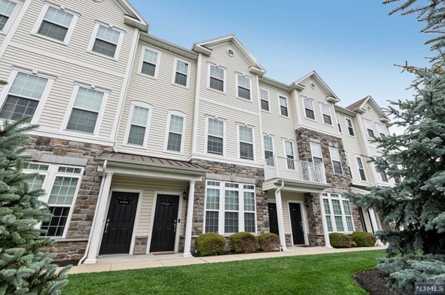11 Clover Ln, Outwater, NJ 07026