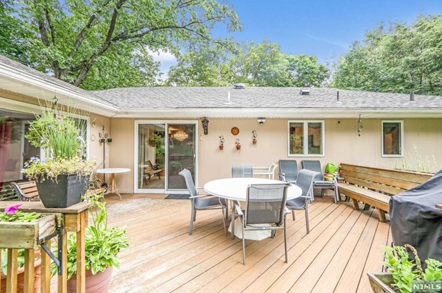 10 Woodland Dr, Westwood, NJ 07677-7824