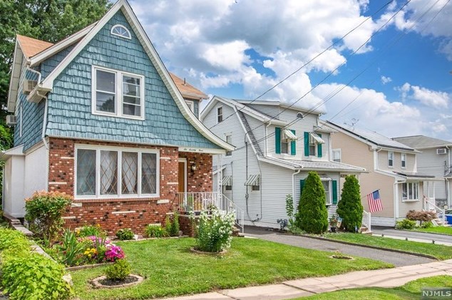 673 Teneyck Ave, Lyndhurst, NJ 07071-2829