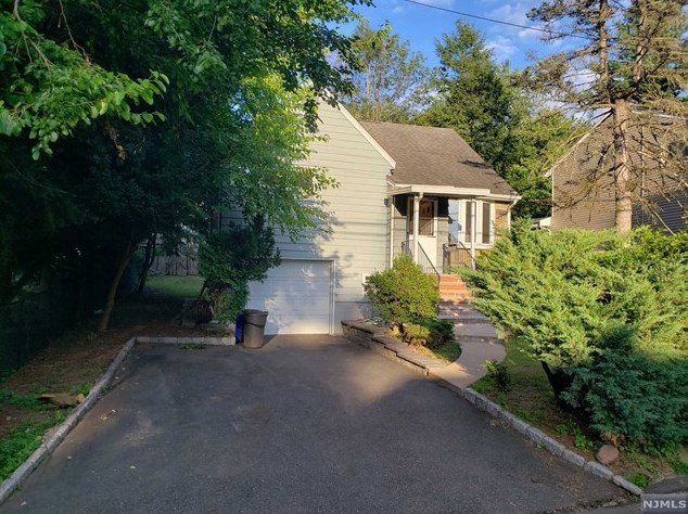 39 Crescent St, Closter, NJ 07624