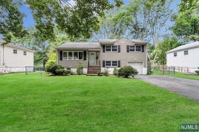 403 Abbott Rd, Paramus, NJ 07652-2103