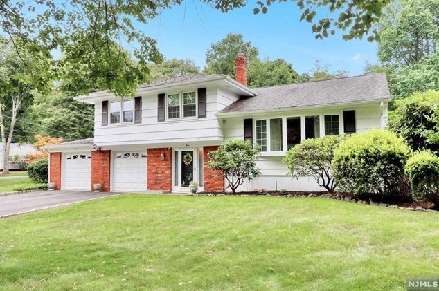 3 Lawrence Ct, Westwood, NJ 07675-7314
