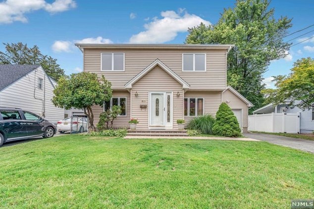 20 Richard Dr, Waldwick, NJ 07463-2025