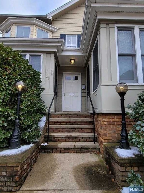 25 N Fullerton Ave #3rd Fl, Montclair, NJ 07042