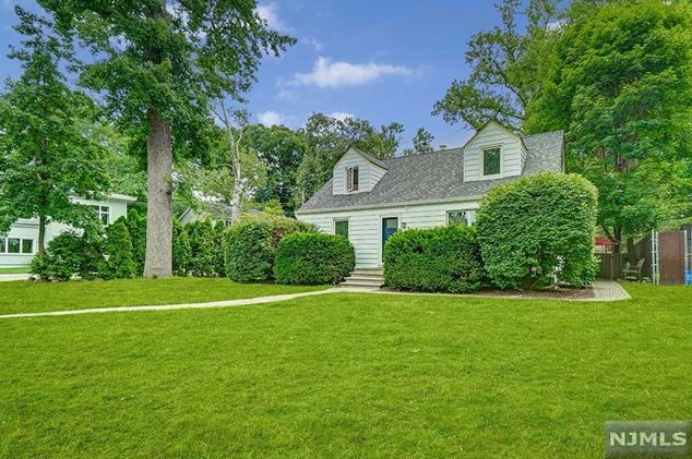 54 Jewett Ave, Tenafly, NJ 07670