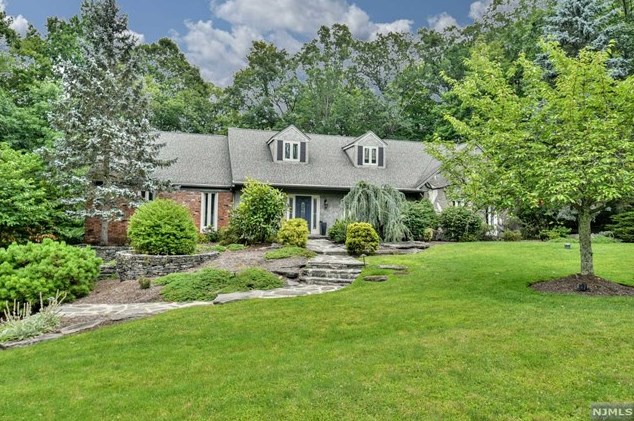 15 Aldbury Dr, Upper Saddle River, NJ 07458