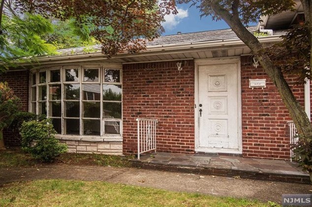 305 Longworth Ave, Hasbrouck Heights, NJ 07604