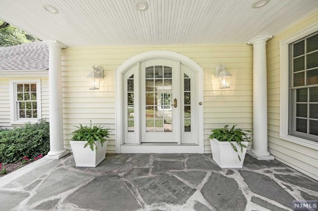 6 Stevenson Ln, Upper Saddle River, NJ 07458