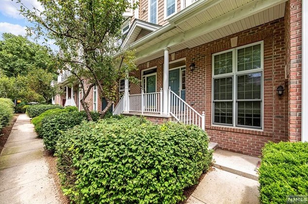 394 Kingston Ct, West New York, NJ 07093-8335
