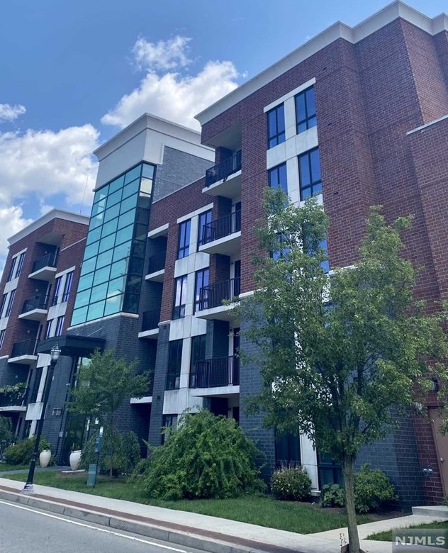 17 Meadow Rd #310, Rutherford, NJ 07070