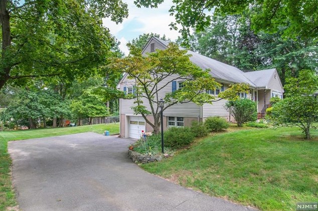 77 Venus Dr, Closter, NJ 07624
