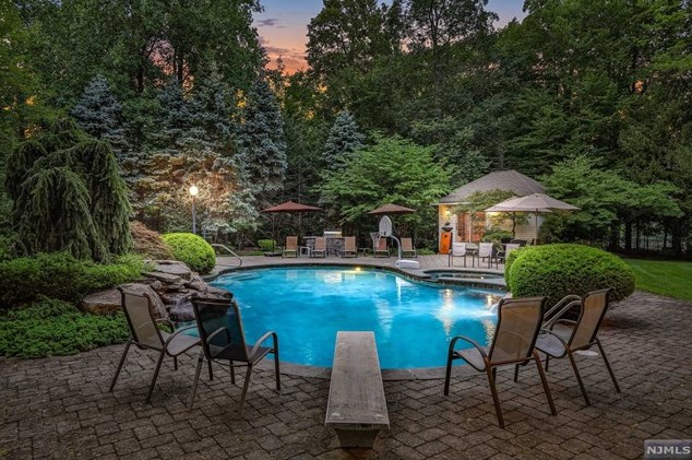 17 Hampshire Rd, Mahwah, NJ 07430