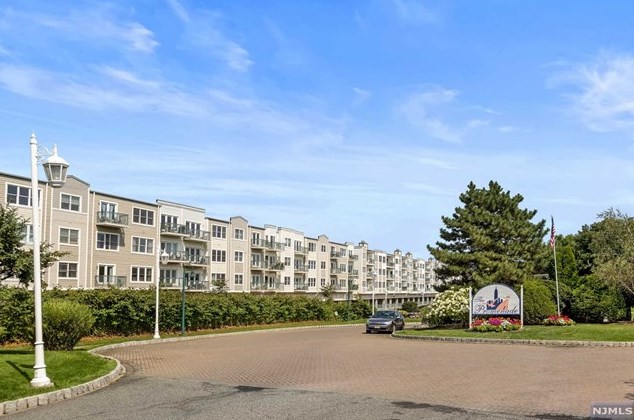 212 The Promenade, Edgewater NJ  07020-2101 exterior