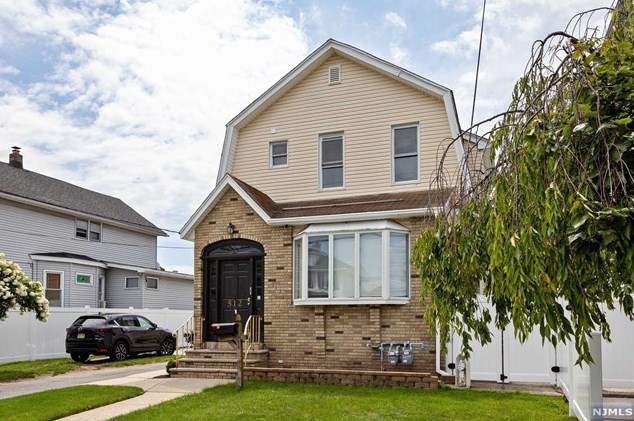 512 3rd Ave #2, Lyndhurst, NJ 07071