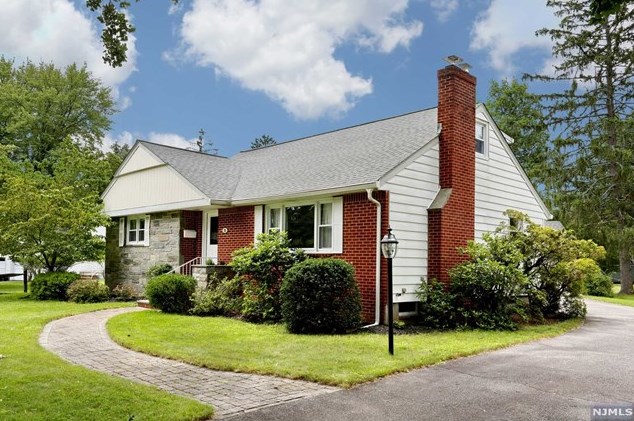 15 Westdale Dr, Hillsdale, NJ 07642-2404
