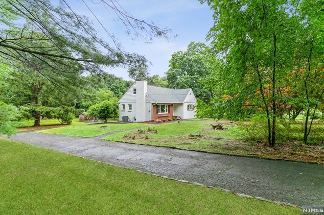 328 W Saddle River Rd, Upper Saddle River, NJ 07458