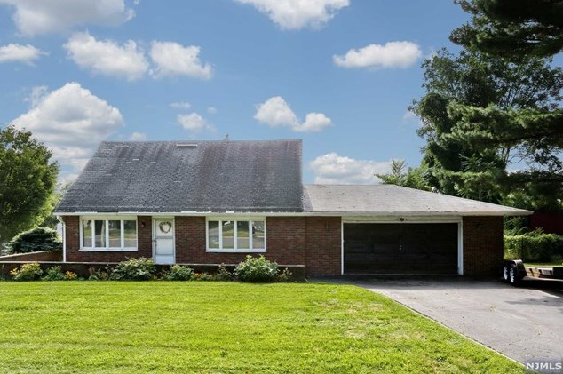 194 Lawrence Dr, Paramus, NJ 07652