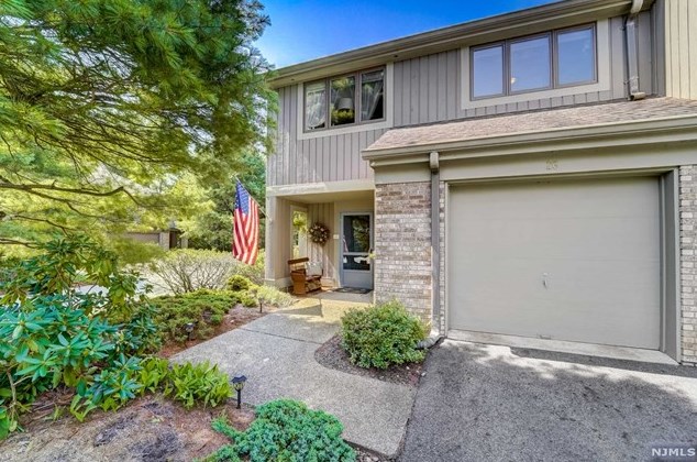 26 Whitman Ln, Mahwah, NJ 07430
