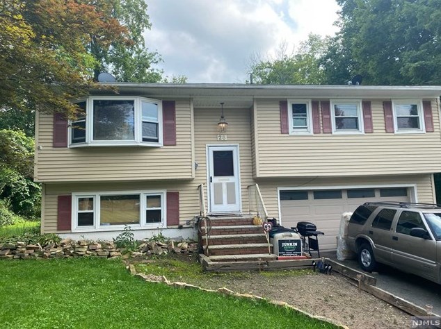 28 Adams Dr, Ogdensburg, NJ 07439-1002