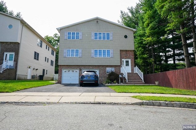 11 Cozy Glen Ct #1, Saddle Brook, NJ 07663