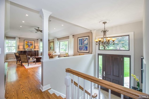 382 Shore Dr, Wyckoff, NJ 07481-2434