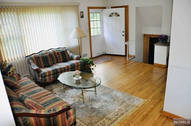 59 Lyon Rd, Waldwick, NJ 07463-1146