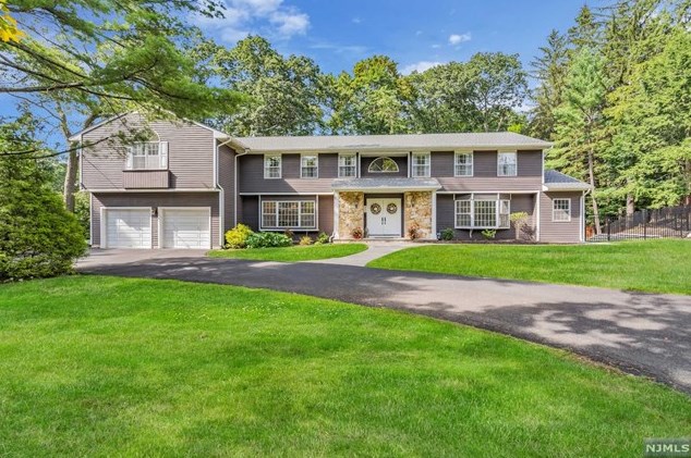 32 Brandywine Pl, Oakland, NJ 07436