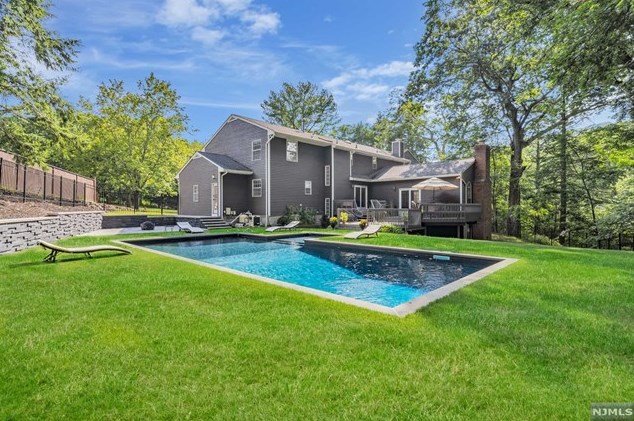 32 Brandywine Pl, Oakland NJ  07436-2321 exterior