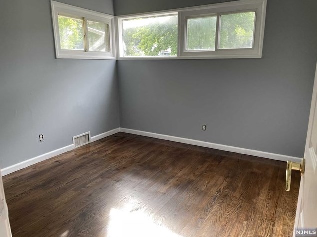 220 Vivien Ct, Paramus, NJ 07652