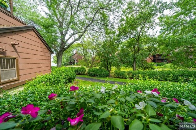 283 Sunset Ky, Secaucus NJ 07094-2213 exterior