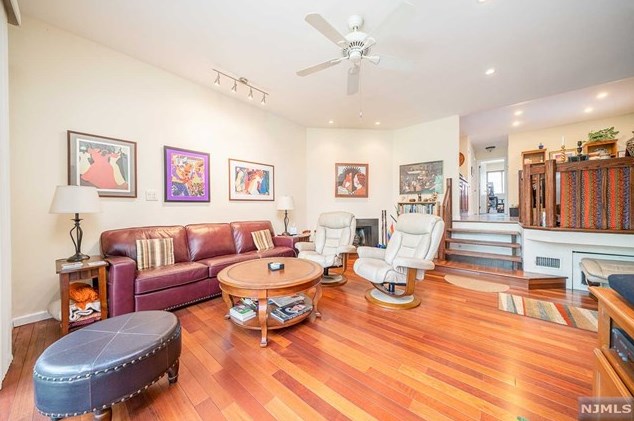 283 Sunset Ky, Secaucus NJ 07094-2213 exterior