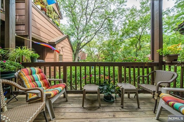 283 Sunset Ky, Secaucus NJ 07094-2213 exterior