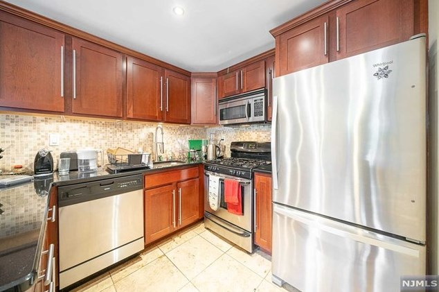 283 Sunset Ky, Secaucus NJ 07094-2213 exterior