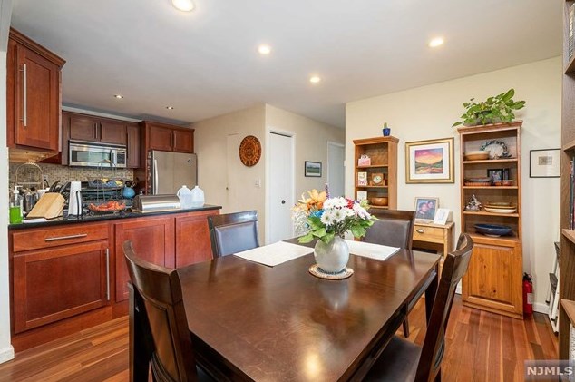 283 Sunset Ky, Secaucus NJ 07094-2213 exterior