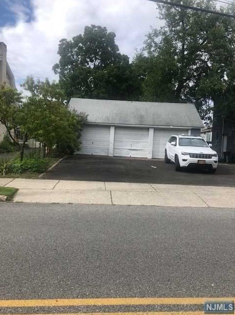 61 Riverside Dr, Airmont, NY 10901