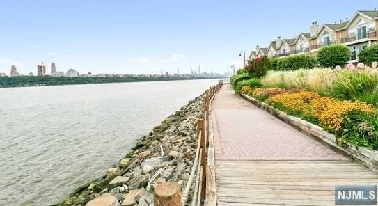 200 Grand Cove Way #4dn, Edgewater, NJ 07020