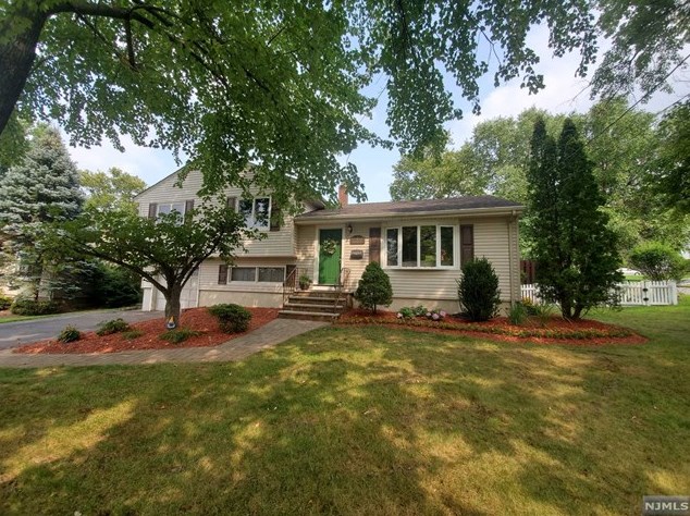 3 Overlook Ave, Emerson, NJ 07630-1017