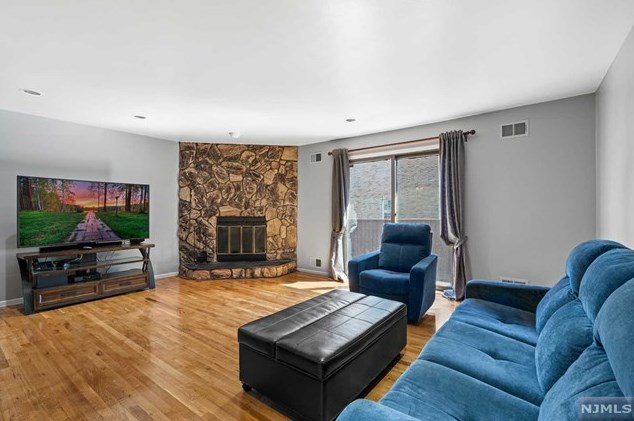 2423 5th St, West Fort Lee, NJ 07024