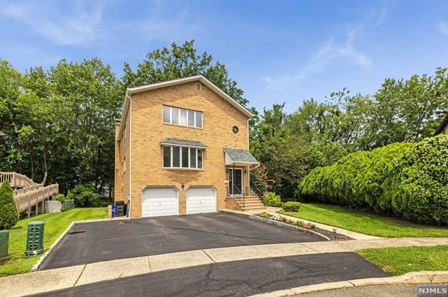 15 Daniel Ct, Saddle Brook, NJ 07663-4501