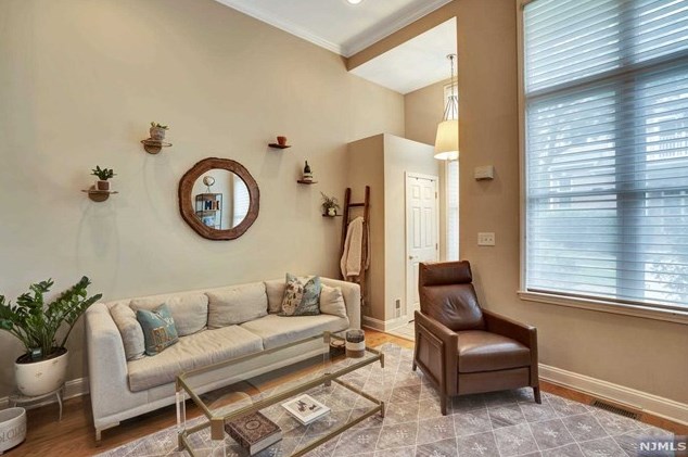 271 Roslyn Ct, West New York, NJ 07093-8325