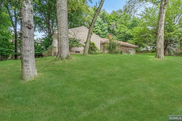 261 Parsells Ln, Closter, NJ 07624