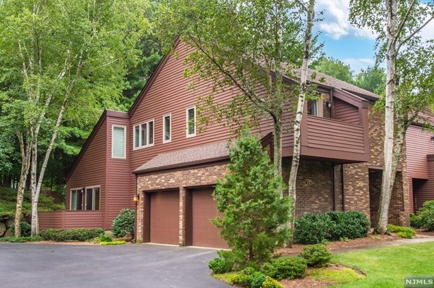 13 Romopock Ct, Mahwah, NJ 07430