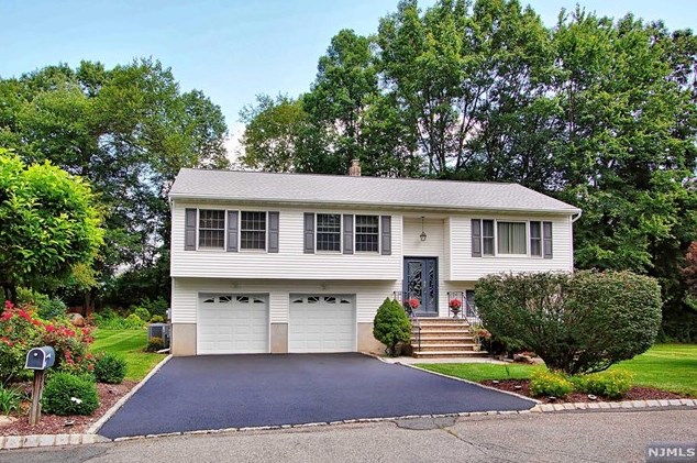 17 Cobb Rd, Parsippany, NJ 07054