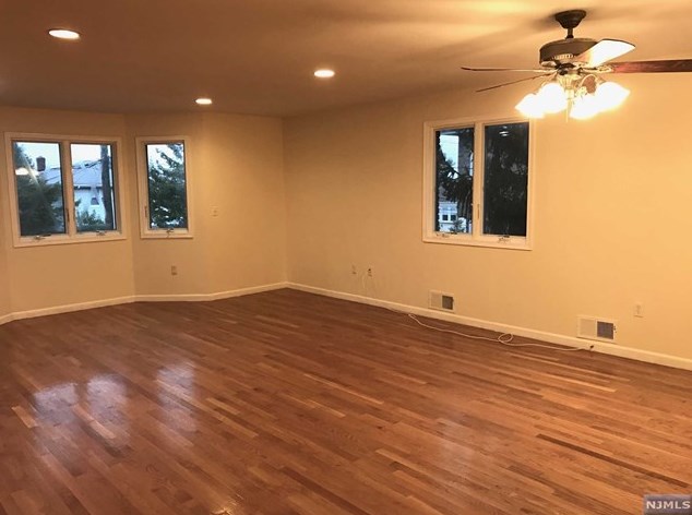 441 Hillcrest Pl, Palisades Park, NJ 07650