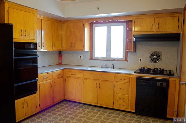 300 E Columbia Ave #3, Palisades Park, NJ 07650