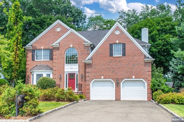 222 Wiltsie Ct, Wyckoff, NJ 07481-2974