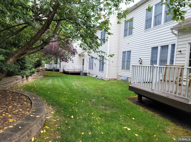 124 White Pine Ct, Paramus, NJ 07652-1328