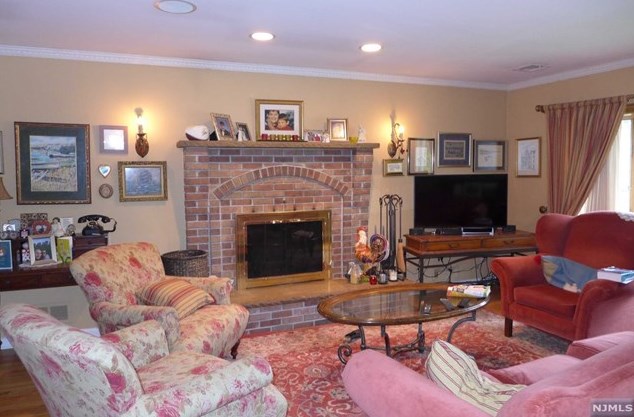 208 Laurel Dr, Oradell, NJ 07649