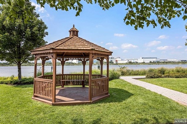 189 Blue Heron Dr, Secaucus NJ  07094-2938 exterior